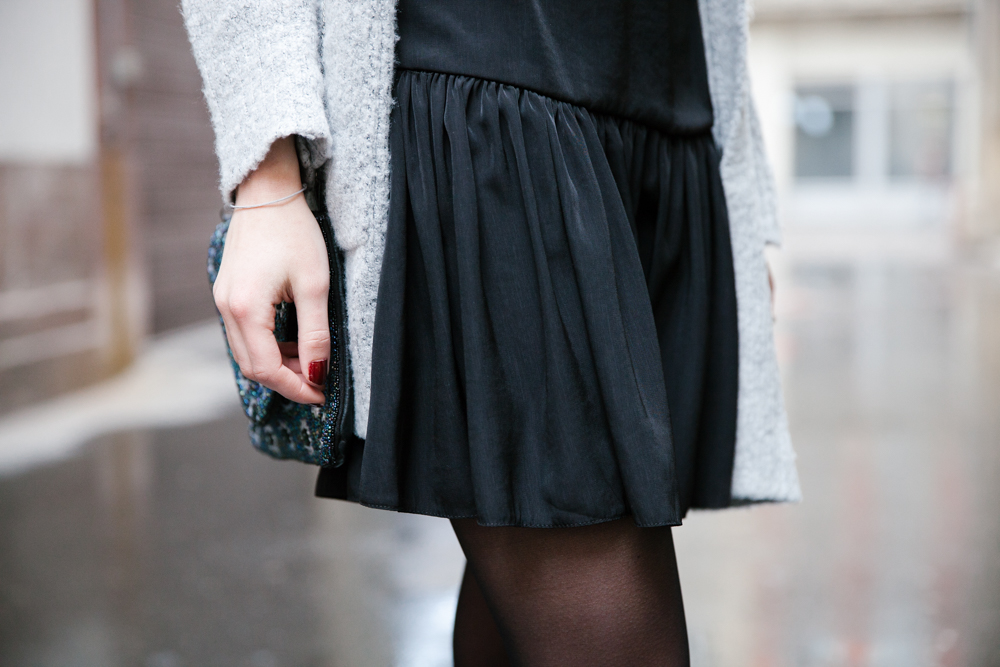 Petite robe noire et bottes de cuir